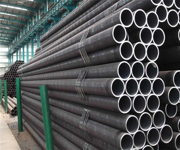 Seamless steel pipe for conveying fluid